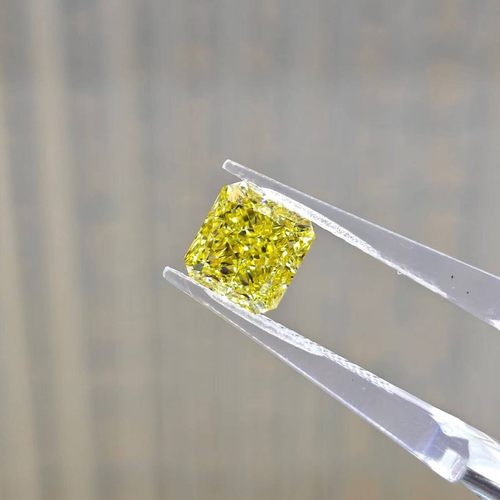 Kim cương nhân tạo màu vàng đậm, cắt kiểu radiant, trọng lượng 3,03ct.