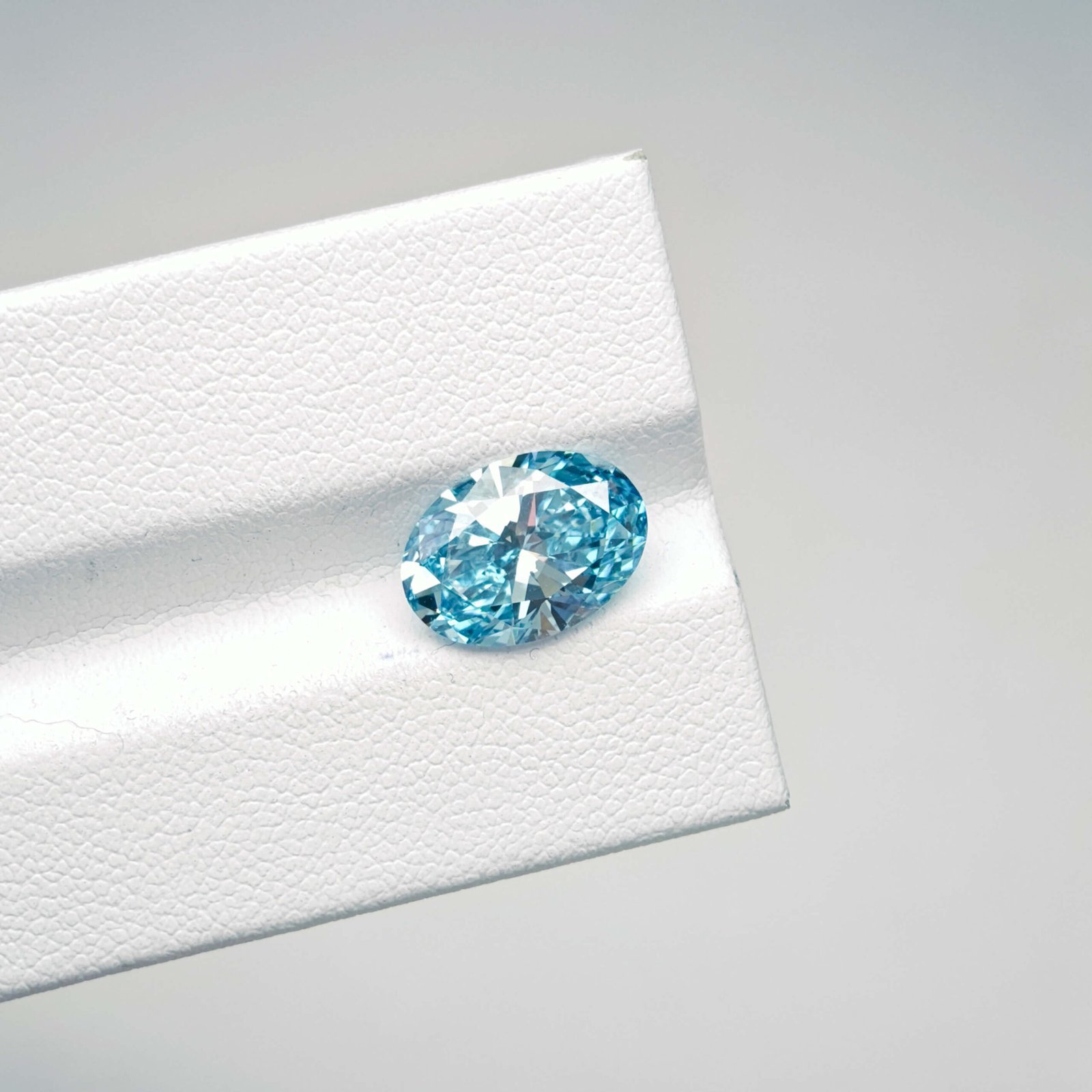 Diamante sintetico blu intenso fantasia, taglio ovale, da 3,06 carati. Diamante sintetico blu intenso fantasia, taglio ovale, da 3,06 carati.
