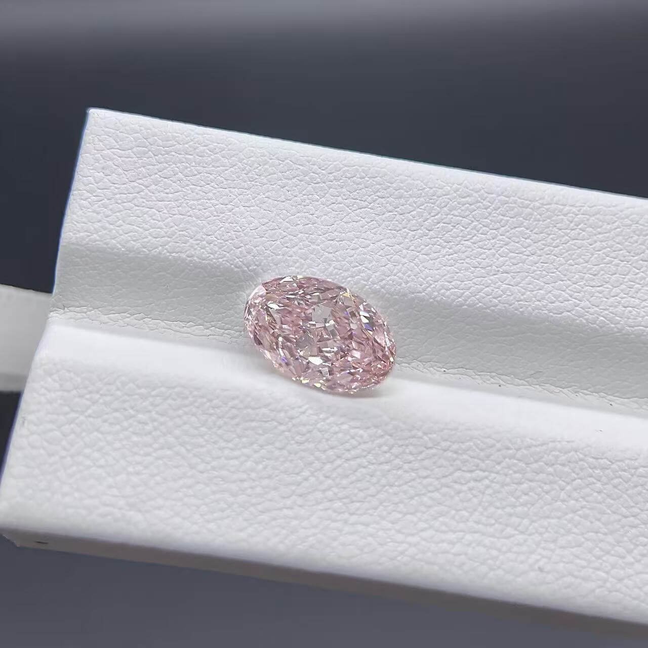 3,09 ct oval geschliffener, intensiv rosafarbener, im Labor gezüchteter Diamant 3,09 ct oval geschliffener, intensiv rosafarbener, im Labor gezüchteter Diamant