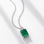 4 Prong lab grown emerald pendant necklace 2 Hanger met 4 pootjes en in het laboratorium gekweekte smaragd.