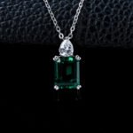 4 Prong lab grown emerald pendant necklace 5 Hanger met 4 pootjes en in het laboratorium gekweekte smaragd.