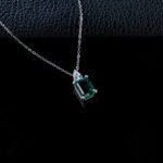 4 Prong lab grown emerald pendant necklace 6 Hanger met 4 pootjes en in het laboratorium gekweekte smaragd.