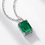4 Prong lab grown emerald pendant necklace 3 Hanger met 4 pootjes en in het laboratorium gekweekte smaragd.