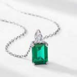 4 Prong lab grown emerald pendant necklace 4 Hanger met 4 pootjes en in het laboratorium gekweekte smaragd.