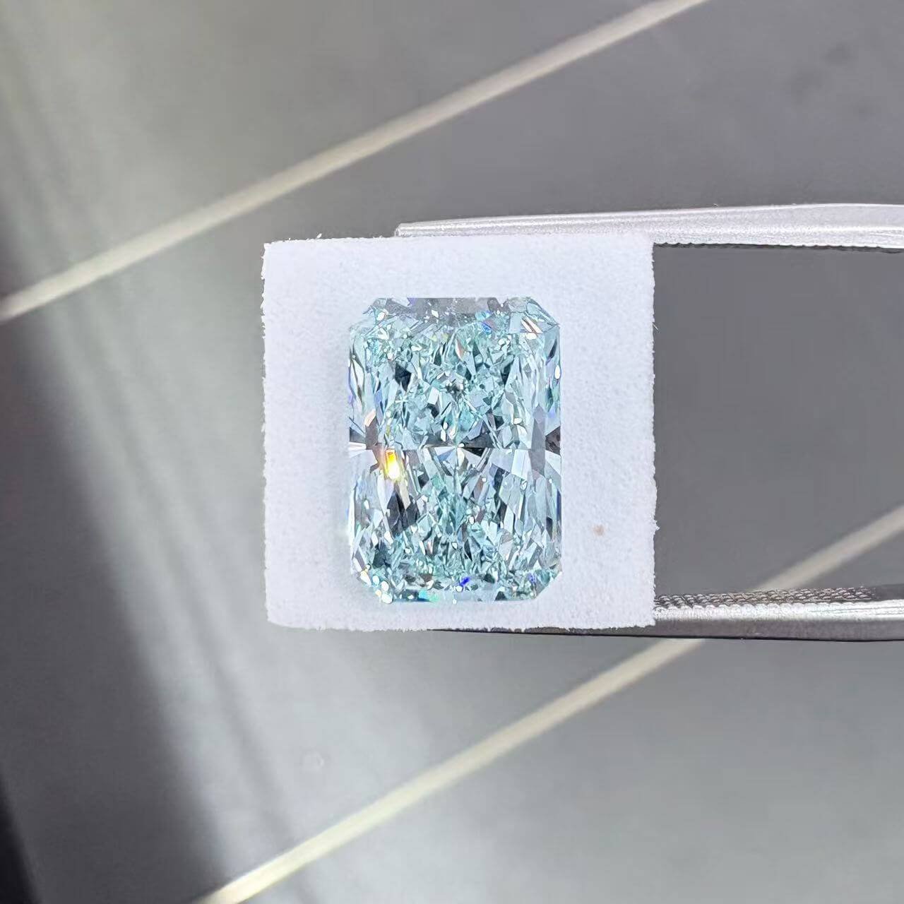 4,02 ct stralend geslepen, intens blauwe, in het laboratorium gekweekte diamant 4,02 ct stralend geslepen, intens blauwe, in het laboratorium gekweekte diamant