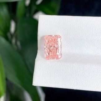 Kim cương nhân tạo màu hồng đậm, cắt kiểu radiant, trọng lượng 4,07ct.