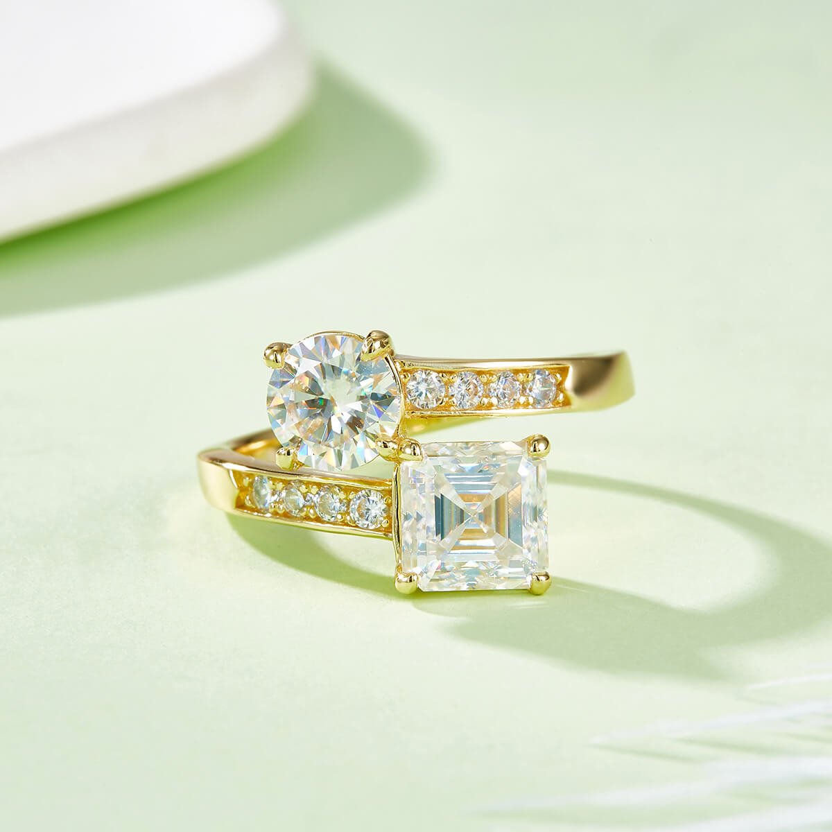 Bague de fiançailles Asscher et deux pierres rondes en moissanite Bague de fiançailles Asscher et deux pierres rondes en moissanite