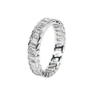 Кольцо с бриллиантом из муассанита багетной огранки.