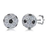 Bezel football shaped round cut Moissanite earrings stud 1 Puces d'oreilles en moissanite ronde, serties sur une monture en forme de ballon de football.