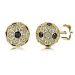 Bezel football shaped round cut Moissanite earrings stud 2 Puces d'oreilles en moissanite ronde, serties sur une monture en forme de ballon de football.