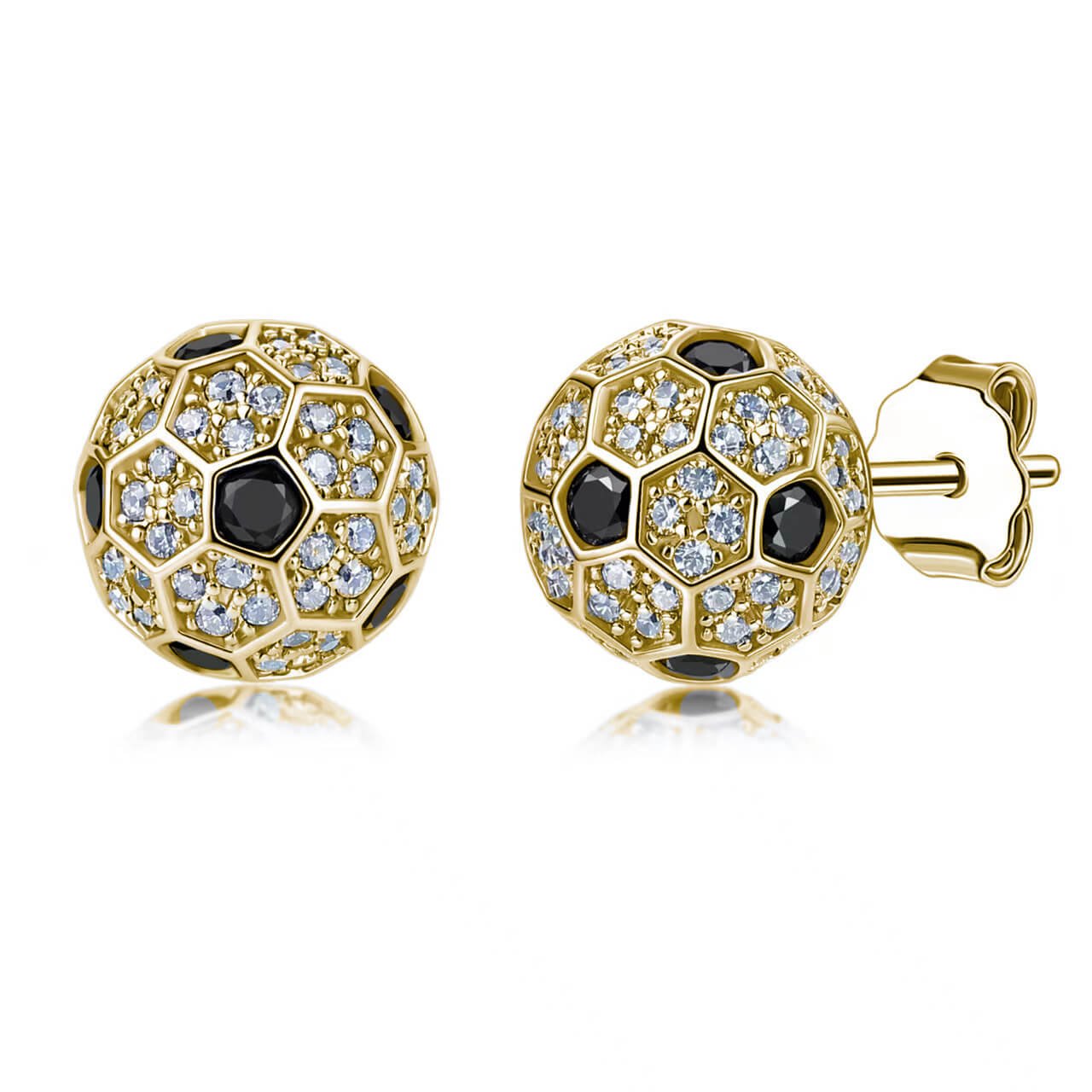 Puces d'oreilles en moissanite ronde, serties sur une monture en forme de ballon de football. Puces d'oreilles en moissanite ronde, serties sur une monture en forme de ballon de football.