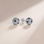 Bezel football shaped round cut Moissanite earrings stud 3 Puces d'oreilles en moissanite ronde, serties sur une monture en forme de ballon de football.