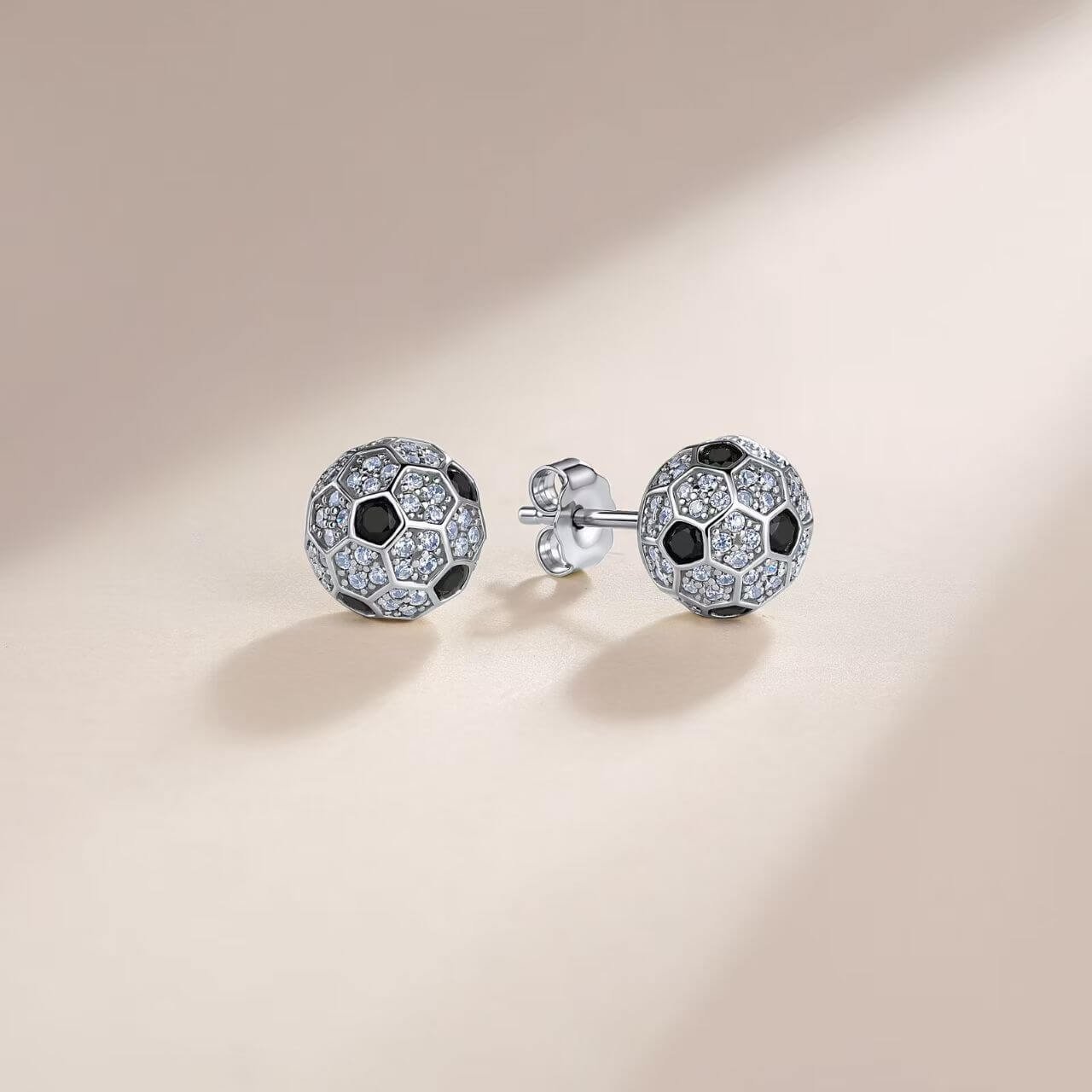 Puces d'oreilles en moissanite ronde, serties sur une monture en forme de ballon de football. Puces d'oreilles en moissanite ronde, serties sur une monture en forme de ballon de football.