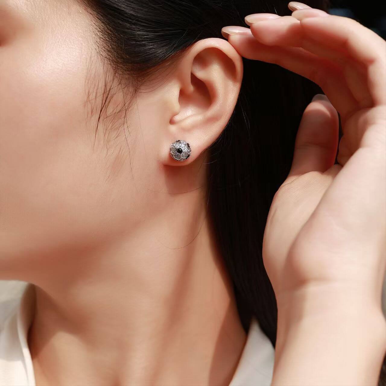 Puces d'oreilles en moissanite ronde, serties sur une monture en forme de ballon de football. Puces d'oreilles en moissanite ronde, serties sur une monture en forme de ballon de football.