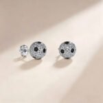 Bezel football shaped round cut Moissanite earrings stud 4 Puces d'oreilles en moissanite ronde, serties sur une monture en forme de ballon de football.