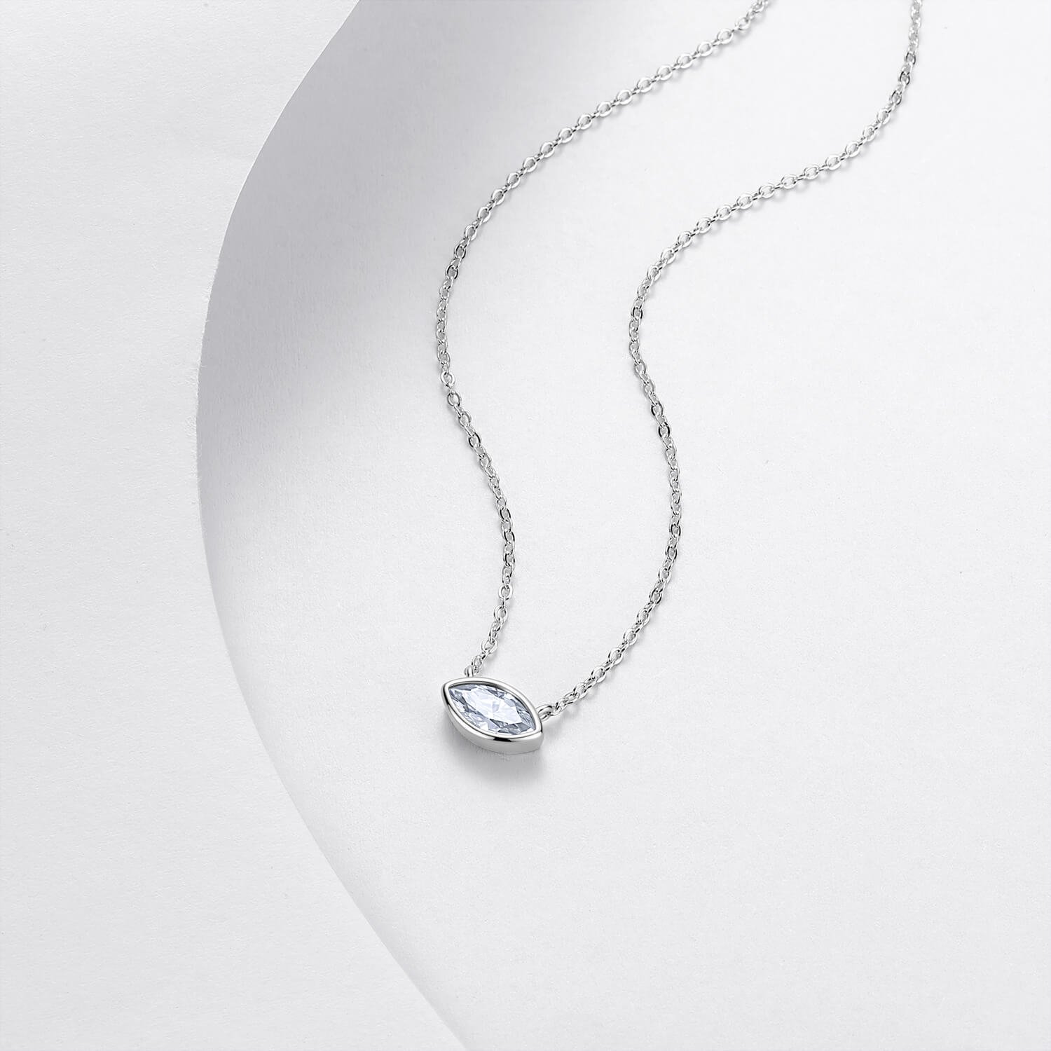 Collana con pendente in Moissanite con taglio marquise e castone
