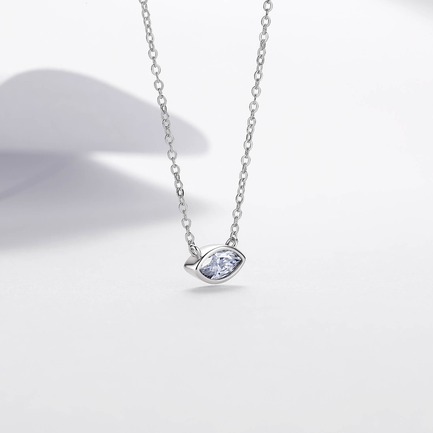 Collana con pendente in Moissanite con taglio marquise e castone