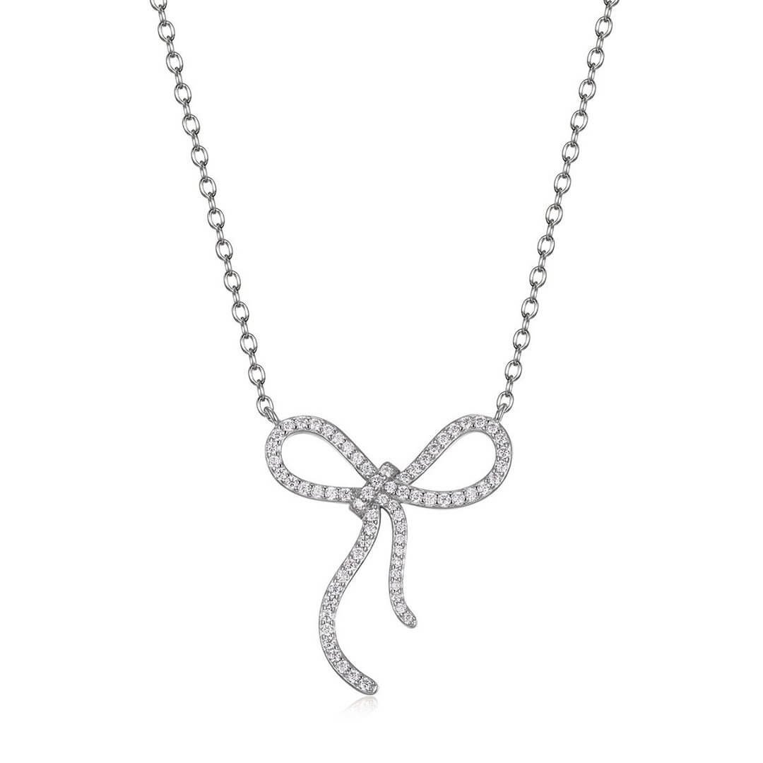 Colar com pingente redondo em formato de laço, cravejado com pavé de moissanita. Colar com pingente redondo em formato de laço, cravejado com pavé de moissanita.