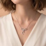 Colar com pingente de moissanita em formato de laço, cravejado com pavé completo, tamanho 5. Colar com pingente redondo em formato de laço, cravejado com pavé de moissanita.