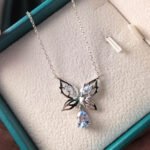 Butterfly shape lab grown sapphire pendant necklace 4 Подвеска в виде бабочки из выращенного в лаборатории сапфира.