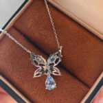 Butterfly shape lab grown sapphire pendant necklace 3 Подвеска в виде бабочки из выращенного в лаборатории сапфира.