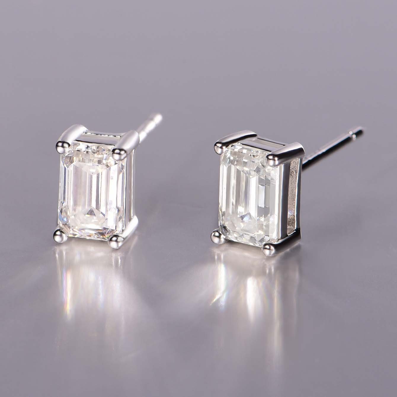 Oorbellen met smaragdgeslepen moissanite. Oorbellen met smaragdgeslepen moissanite.