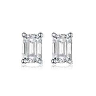 Oorbellen met smaragdgeslepen moissanite.