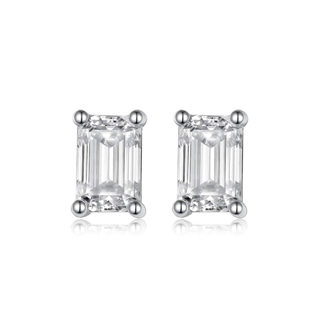 Oorbellen met smaragdgeslepen moissanite. Oorbellen met smaragdgeslepen moissanite.
