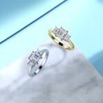 Emerald cut Moissanite three stones engagement ring 3 Anel de noivado com três pedras de moissanita lapidação esmeralda 02