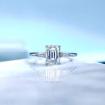 Emerald cut Moissanite three stones engagement ring 5 Anel de noivado com três pedras de moissanita lapidação esmeralda 02