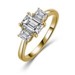 Emerald cut Moissanite three stones engagement ring 2 Anel de noivado com três pedras de moissanita lapidação esmeralda 02