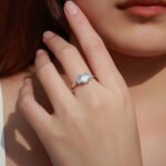 Emerald cut Moissanite three stones engagement ring 6 Anel de noivado com três pedras de moissanita lapidação esmeralda 02