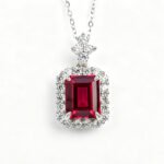 Emerald cut lab grown gemstone pendant necklace 1 Colar com pingente de pedra preciosa cultivada em laboratório com corte esmeralda