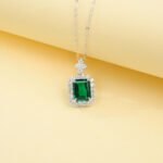 Emerald cut lab grown gemstone pendant necklace 5 Colar com pingente de pedra preciosa cultivada em laboratório com corte esmeralda