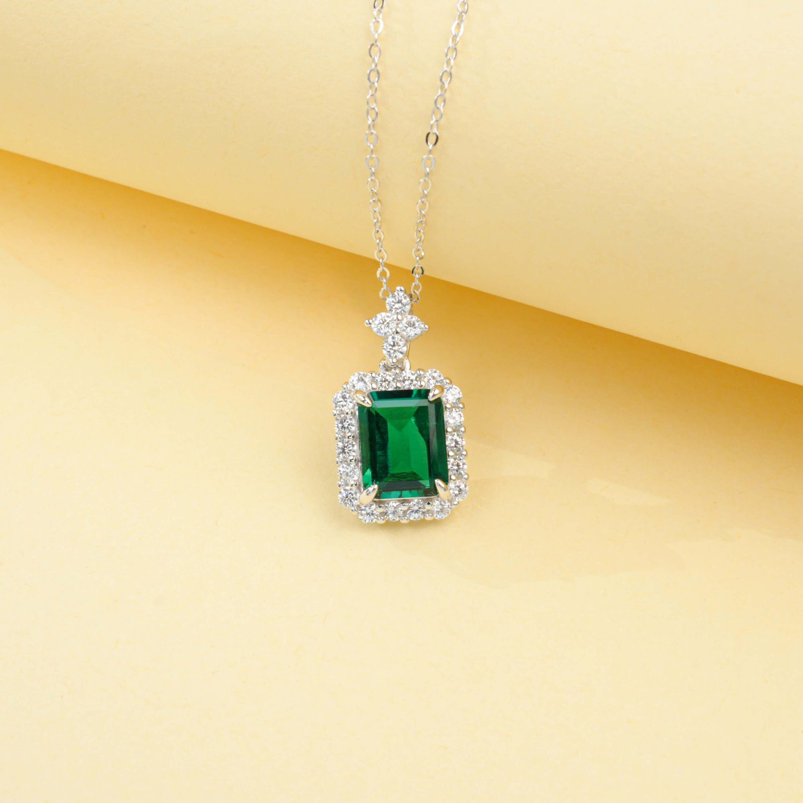 Colar com pingente de pedra preciosa cultivada em laboratório com corte esmeralda Colar com pingente de pedra preciosa cultivada em laboratório com corte esmeralda