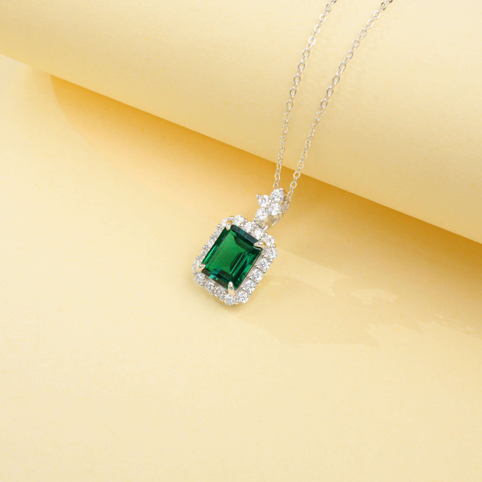 Colar com pingente de pedra preciosa cultivada em laboratório com corte esmeralda Colar com pingente de pedra preciosa cultivada em laboratório com corte esmeralda