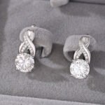 Orecchini a cerchio in moissanite intrecciati per l'eternità