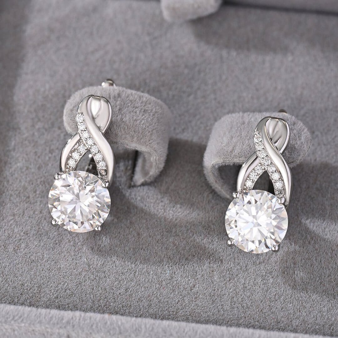 Orecchini a cerchio in moissanite intrecciati per l'eternità