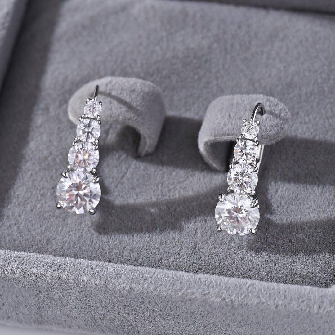 Orecchini a cerchio con quattro moissanite rotonde a gradiente galattico Orecchini a cerchio con quattro moissanite rotonde a gradiente galattico