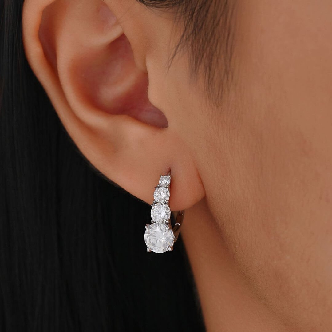 Orecchini a cerchio con quattro moissanite rotonde a gradiente galattico Orecchini a cerchio con quattro moissanite rotonde a gradiente galattico