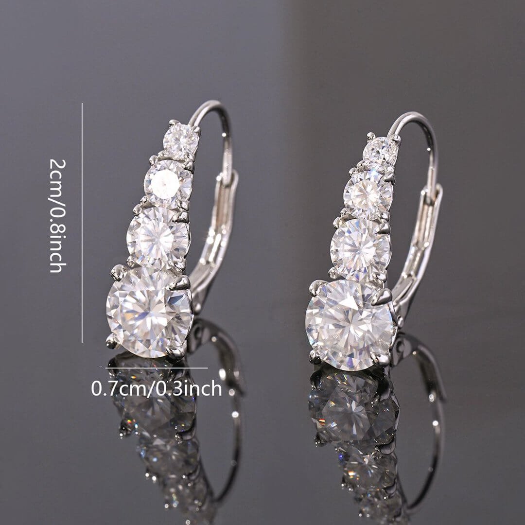 Orecchini a cerchio con quattro moissanite rotonde a gradiente galattico Orecchini a cerchio con quattro moissanite rotonde a gradiente galattico