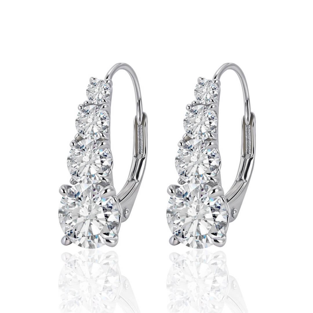 Orecchini a cerchio con quattro moissanite rotonde a gradiente galattico Orecchini a cerchio con quattro moissanite rotonde a gradiente galattico