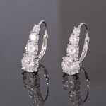 Orecchini a cerchio con quattro moissaniti rotonde a gradiente galattico Orecchini a cerchio con quattro moissanite rotonde a gradiente galattico