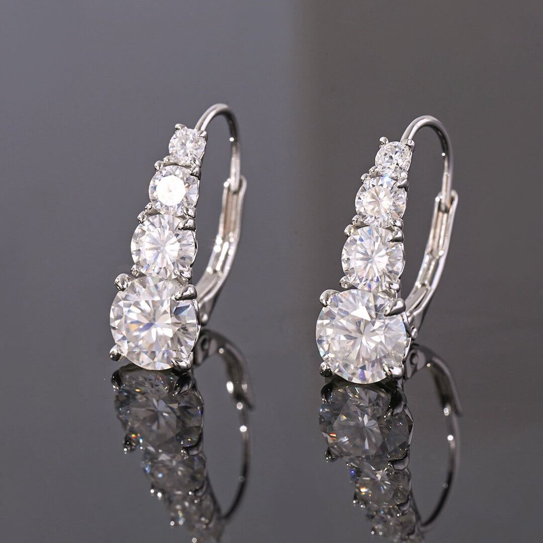 Orecchini a cerchio con quattro moissanite rotonde a gradiente galattico Orecchini a cerchio con quattro moissanite rotonde a gradiente galattico