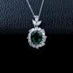 Halo setting Oval lab grown gemstone pendant necklace 7 Halo-zetting ovale hanger met laboratoriumgekweekte edelsteen.