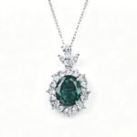 Halo setting Oval lab grown gemstone pendant necklace 3 Halo-zetting ovale hanger met laboratoriumgekweekte edelsteen.