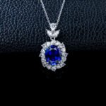 Halo setting Oval lab grown gemstone pendant necklace 6 Halo-zetting ovale hanger met laboratoriumgekweekte edelsteen.