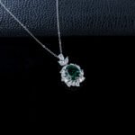 Halo setting Oval lab grown gemstone pendant necklace 8 Halo-zetting ovale hanger met laboratoriumgekweekte edelsteen.