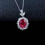 Halo setting Oval lab grown gemstone pendant necklace 4 Halo-zetting ovale hanger met laboratoriumgekweekte edelsteen.