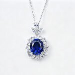 Halo setting Oval lab grown gemstone pendant necklace 1 Halo-zetting ovale hanger met laboratoriumgekweekte edelsteen.
